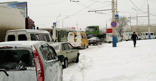 Снежные заносы и дорожные пробки в Астрахани. Фото Вячеслава Ященко для "Кавказского узла"