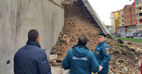 В Ереване на проспекте Сараландж обрушилось бетонное ограждение. 16 марта 2016 г. Фото http://newsarmenia.am/news/analytics/razrusheniya-v-erevane-versiy-i-obyasneniy-poka-net-/