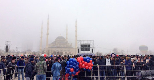 Митинг в честь Дня конституции Чечни. Грозный, 23 марта 2016 г. Фото http://www.grozny-inform.ru/news/society/70473/