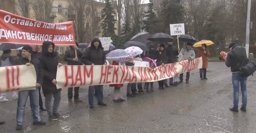 Пикет жителей домов по улице Автотранспортная. Волгоград, 25 марта 2016 год. Фото: скриншот видеозаписи, размещенной в Youtube пользователем "Студия Высота102"