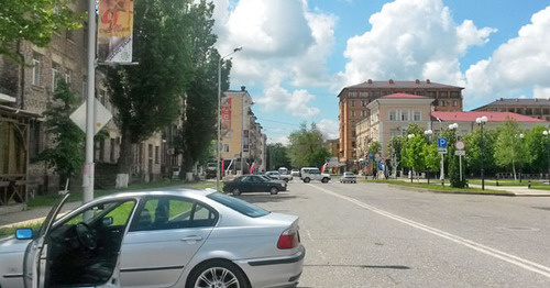 Полицейское оцепление на улице Лорсанова, у здания Центрального роддома Грозного. 9 мая 2016 г. Фото Николая Петрова для "Кавказского узла"