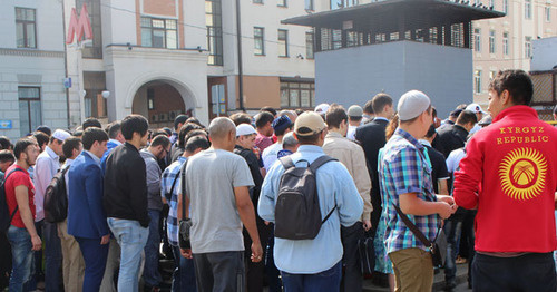 Поток мусульман возле метро в Москве. Фото Мурада Шихахмедова для "Кавказского узла"