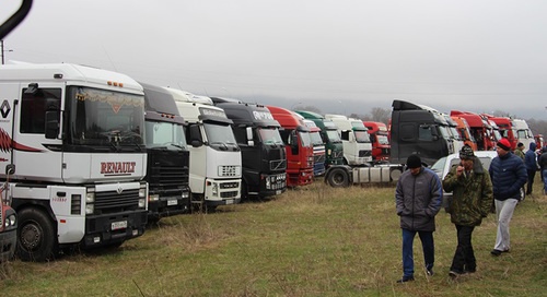 Акции североосетинских дальнобойщиков проводится на трассе “Кавказ” у села Карджин. Северная Осетия, 27 марта 2017 года. Фото Алана Цхурбаева для "Кавказского узла". 