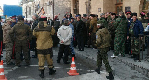 Казаки и активисты НОД собираются у ростовской гостиницы "Эрмитаж" перед митингом против Навального. Фото Константина Волгина для "Кавказского узла"