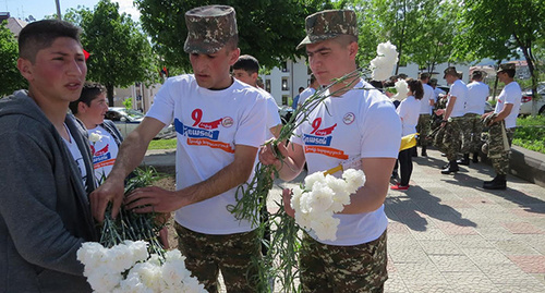 Участники марша в честь 25-летия освобождения города Шуши. Нагорный Карабах, Степанакерт. 8 мая 2017 года. Фото Алвард Григорян для "Кавказского узла".