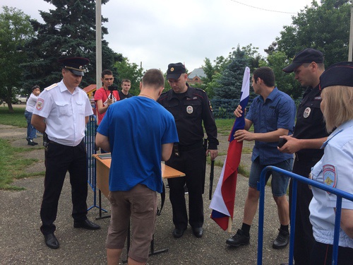 Полиция досматривает участников митинга в Майкопе. Фотография корреспондента «Кавказского узла» Евгении Багдасаровой