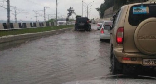 Затопленный участок федеральной трассы в Сочи. Фото: http://bloknot-krasnodar.ru/news/v-sochi-zatopilo-federalnuyu-trassu-obrazovalas-og-857221