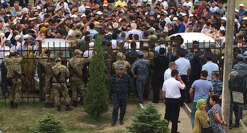 Жители у администрации Ногайского народа во время визита делегации правительства Дагестана/ Фото Аси Капаевой для "Кавказского узла"