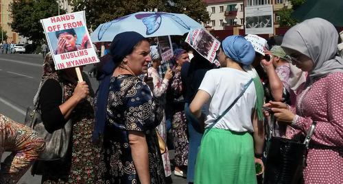 Митинг в Грозном в поддержку мусульман Мьянмы. Плакат: "Руки прочь от мусульман Мьянмы". 4 сентября 2017 г. Фото Николая Петрова для "Кавказского узла"