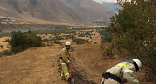 Сотрудники МЧС на ликвидация пожара в Дагестане. Фото http://www.riadagestan.ru/news/disasters_and_catastrophes/mchs_lesnoy_pozhar_v_rutulskom_rayone_ugrozhaet_kottedzham/