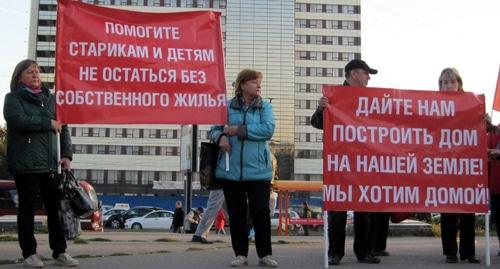 Ростовские погорельцы на митинге 4 октября 2017 года потребовали возможности восстановить сгоревшие дома на той же земле. Фото Константина Волгина для "Кавказского узла"