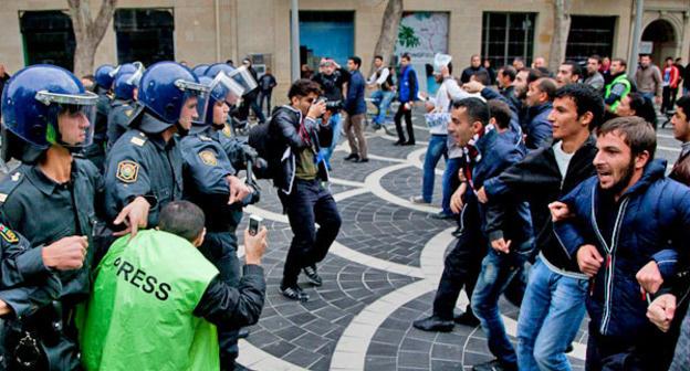 Журналист попал в потасовку между полицией и оппозиционерами на митинге за отставку парламента. 17 ноября 2012 г. Фото: Азиз Каримов для «Кавказского узла»