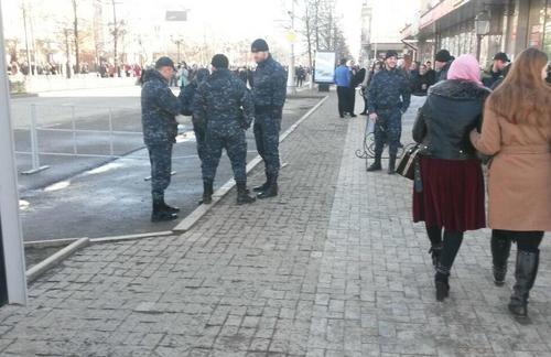 Оцепление силовиков на пр. Путина и ул. Лорсанова в Грозном. 3 февраля 2018 года. Фото корреспондента "Кавказского узла".