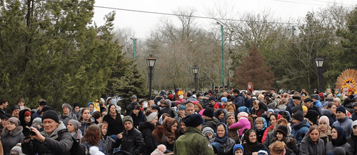 Кизлярцы, отмечающие Масленицу, 18 февраля 2018 года. Фото: сайт администрации Кизляра http://mo-kizlyar.ru/informatsiya/novosti/4706-na-glavnoj-ploshchadi-kizlyara-ustroili-maslenichnyj-pir.html