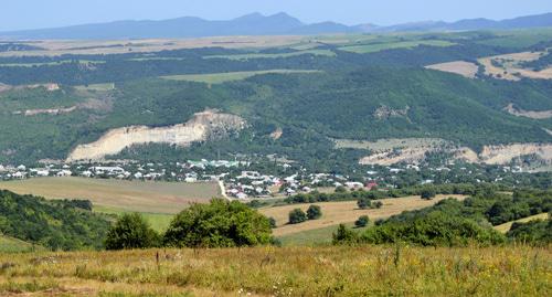 Вид на Новолакское, Дагестан. Фото Камиль Хучуев, http://odnoselchane.ru/?page=photos_of_category&sect=899&com=photogallery