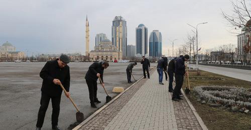 Субботник в Грозном. Фото: пресс-служба мэрии города Грозный