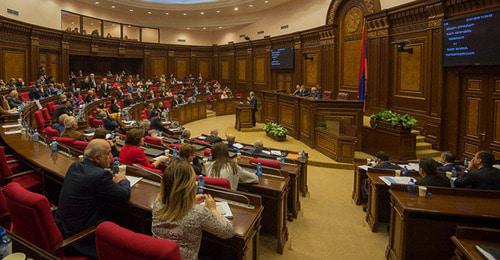 Заседание парламента Армении. Фото © Sputnik / Asatur Yesayants //ru.armeniasputnik.am/politics/20180410/11358565/kandidatura-premer-ministra-armenii-budet-obsuzhdena-na-speczasedanii-parlamenta.html