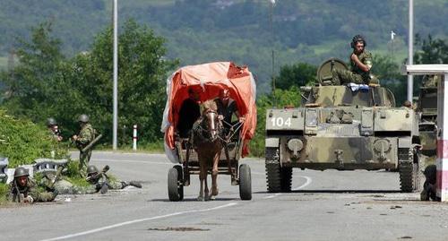 Российские солдаты контролируют мост на реке Ингури 19 августа 2008 года. Фото REUTERS / Umit Bektas (Грузия)