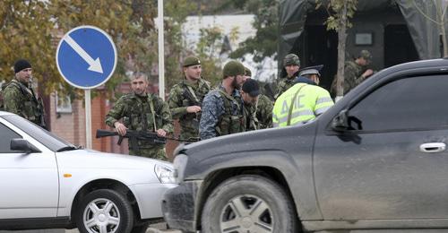 Сотрудники силовых структур. Фото: REUTERS/Alkhan Gargayev