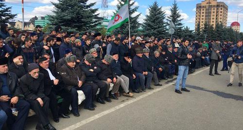 Участники акции протеста в Магасе. 7 октября 2018 года. Фото Магомеда Муцольгова, http://www.kavkaz-uzel.eu/blogs/342/posts/34838