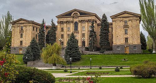 Здание парламента Армении. Фото © Official site of the Parliament of RA
 https://ru.armeniasputnik.am/armenia/20170410/6968859/armenia-parlament-zasedanie.html