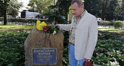 Мужчина у памятника Памятник жертвам политических репрессий в Сочи. Фото Светланы Кравченко для "Кавказского узла"