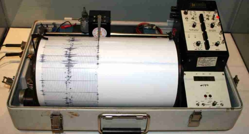 Сейсмограф. Фото: Yamaguchi, https://ru.wikipedia.org/wiki/Сейсмограф#/media/File:Kinemetrics_seismograph.jpg