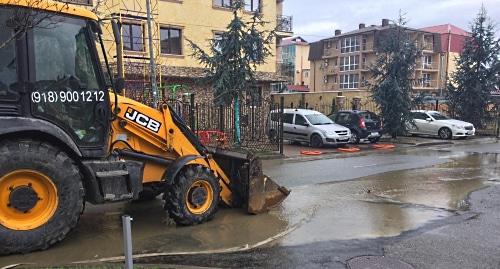 Техника водоканала на улице в поселке Некрасовка. Фото Светланы Кравченко для "Кавказского узла",