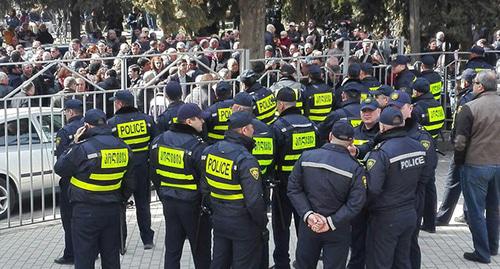 Перед зданием суда, рассматривающего дело Киркитадзе, мобилизована полиция. Фото Инны Кукуджановой для "Кавказского узла"