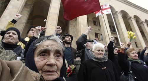 Акция памяти погибших 9 апреля 1989 года в Тбилиси. Фото: REUTERS / David Mdzinarishvili