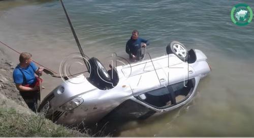 Спасатели достают автомобиль из воды. Скриншот с видео "Автомобиль «улетел» в Дон под Ростовом — пять человек погибло. ФАН-ТВ" https://www.youtube.com/watch?v=Rsko5JD9bR8