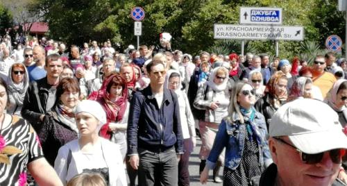 Участники крестного хода в Сочи. Фото Светланы Кравченко для "Кавказского узла.