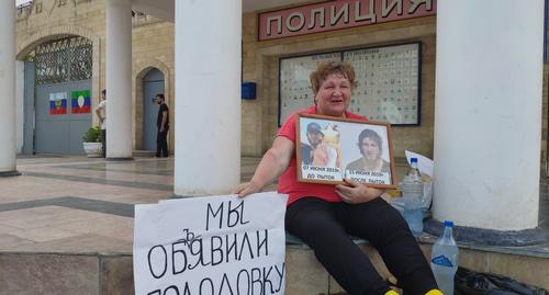 Елена Барзукаева в одиночном пикете. Дербент, июнь 2019 г. Фото Мурада Мурадова для "Кавкаского узла"