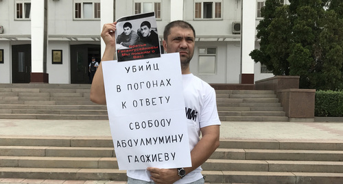 Учредитель Черновика Магди Камалов вышел на одиночный пикет в
поддержку Гаджиева. Махачкала, 16 июля 2019 г. Фото Патимат Махмудовой для "Кавказского узла"