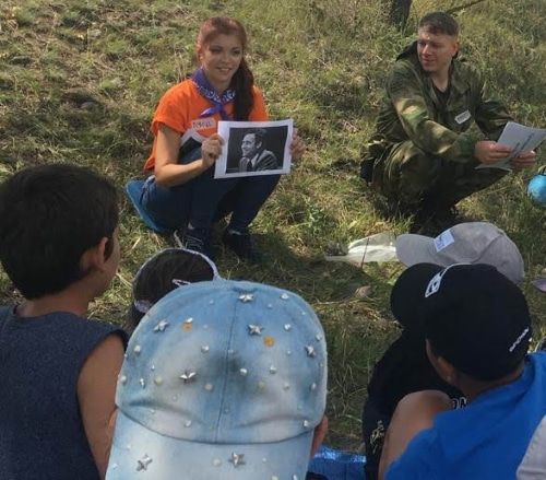 Преподаватель и ученики в летней школе. Фото предоставлено организаторами школы "Балапанлар".