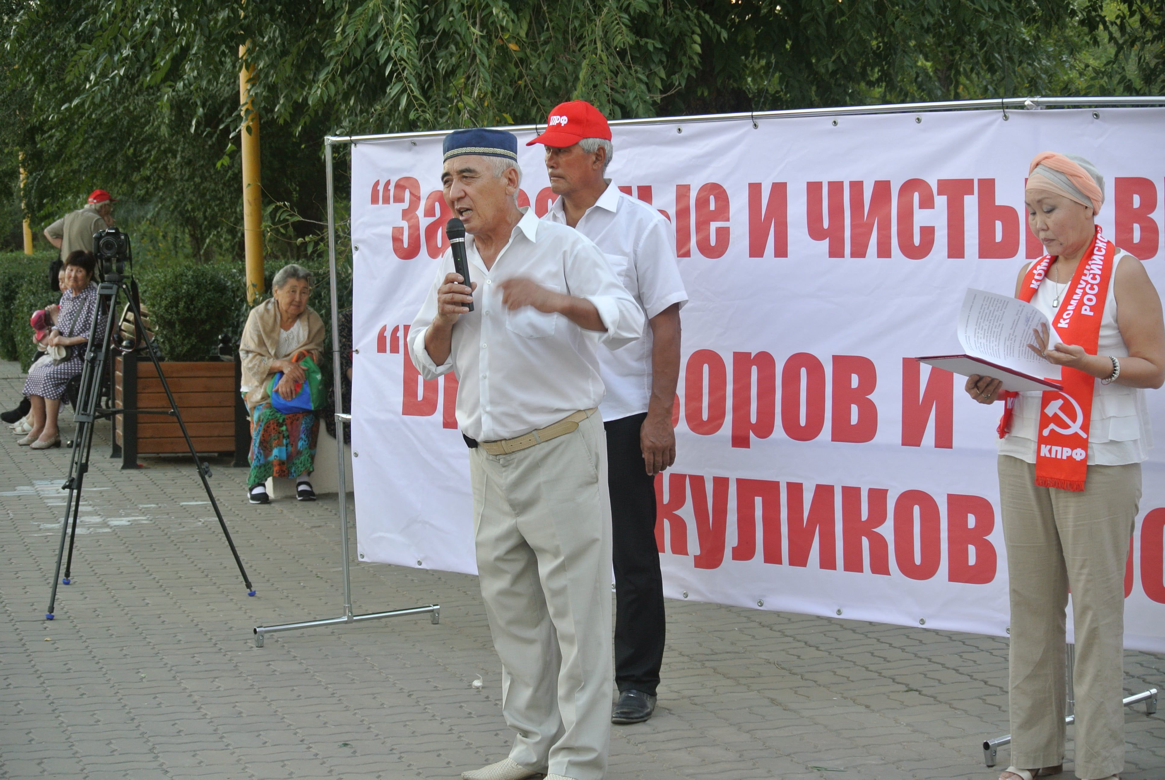 Член исполкома Съезда ойрат-калмыцкого народа Адуча Эрднеев выступает на митинге. Элиста, 17 августа 2019 года. Фото Бадмы Бюрчиева для "Кавказского узла"