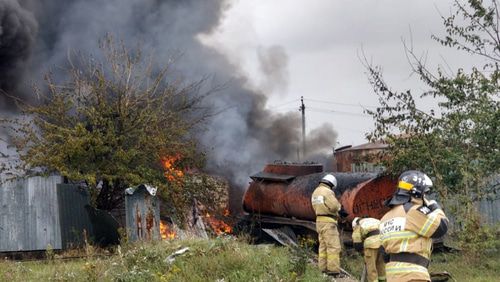 Автоцистерна с газом взорвалась на АЗС в Чечне. Фото пресс-служба МЧС http://95.mchs.gov.ru/operationalpage/operational/item/8319733/
