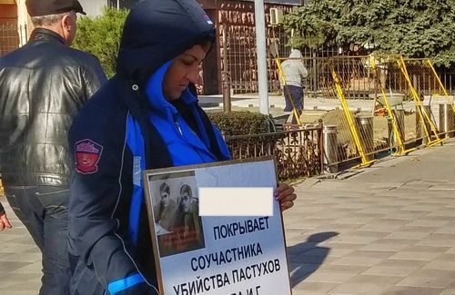 Лариса Бачиева вышла на пикет в поддержку Муртазали Гасангусейнова. Махачкала, 17 ноября 2019 года. Фото Ильяса Капиева для "Кавказского узла".