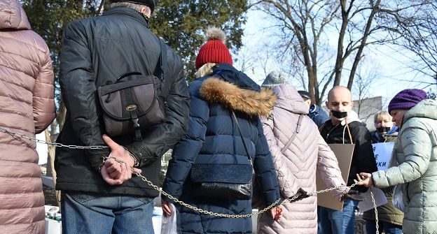 Активисты сковали себя цепью на акции в Ростове-на-Дону. 7 декабря 2019 года. Фото Константина Волгина для "Кавказского узла"