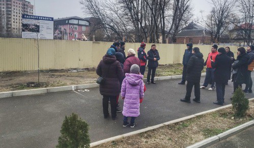 Протест в виде прогулки в махачкалинском парке Ленинского комсомола. Фото: Ильяса Капиева для "Кавказского узла"