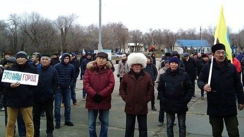 Требования об отставке Трапезникова участники митинга сопровождали упреками Хасикову за отсутствие диалога. Элиста, 5 января 2020 года. Фото Алены Садовской для "Кавказского узла"