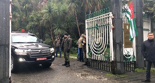 Въезд в резиденцию президента Абхазии. Фото Анны Грицевич для "Кавказского узла".