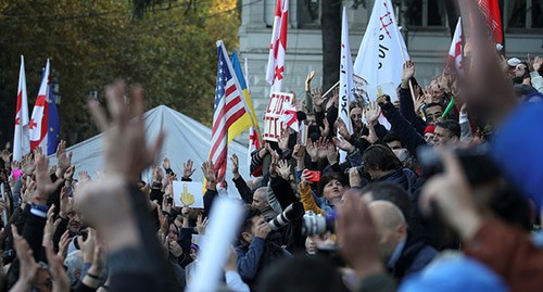 Opposition supporters take part in a rally to protestagainst the government and demand an early parliamentary election in Tbilisi, Georgia November 17, 2019. REUTERS/Irakli Gedenidze