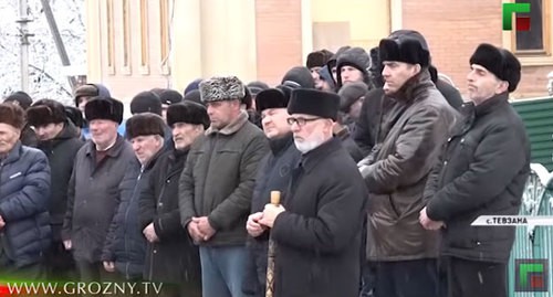 Участники обряда примирения в селе Тевзана. Кадр видео ЧГТРК "Грозный" https://www.youtube.com/watch?v=tm9MU4lcKsw