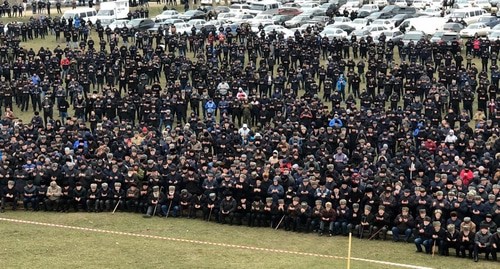 Митинг чеченцев-аккинцев на окраине села Новокули Новолакского района Дагестана. Фото Султана Касимова, предоставленное им "Кавказскому узлу".