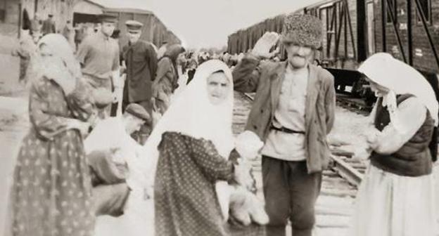 На вокзале. 1957 год Фрунзе. Жители села Юрт-Аух. Фото: Общественное достояние https://ru.wikipedia.org/