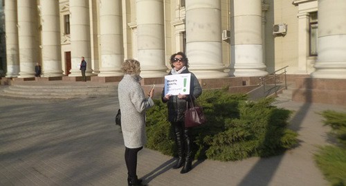 Галина Болдырева в одиночном пикете. Фото Татьяны Филимоновой для "Кавказского узла"