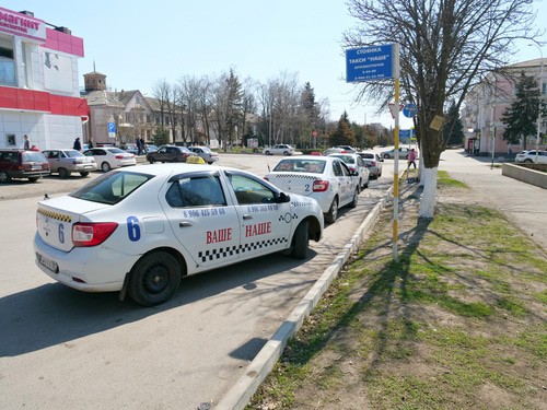 Таксисты в Красном Сулине ждут вызовов. Фото Вячеслава Прудникова для «Кавказского узла»