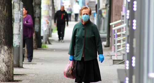 Женщина в маске на улице Еревана. Фото Тиграна Петросяна для "Кавказского узла"