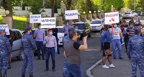 Акция протеста у здания центра культуры в Шуши во время инаугурации нового президента Нагорного Карабаха Араика Арутюняна. Фото Алвард Григорян для "Кавказского узла"